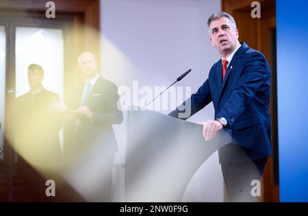 Berlin, Allemagne. 28th févr. 2023. Eli Cohen, ministre des Affaires étrangères d'Israël, prend la parole lors d'une conférence de presse après sa rencontre avec le ministre des Affaires étrangères Baerbock au Bureau fédéral des Affaires étrangères. Credit: Bernd von Jutrczenka/dpa/Alamy Live News Banque D'Images