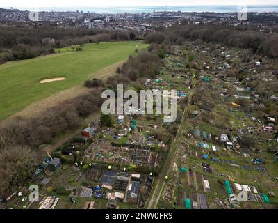 Des équipes de police de recherche à Roedale Valley Allotments, Brighton, où une opération de recherche urgente est en cours pour trouver le bébé disparu de Constance Marten, qui n'a pas eu de soins médicaux depuis sa naissance début janvier. Mme Marten et son partenaire Mark Gordon sont en garde à vue après avoir été arrêtés à Brighton. La paire voyageait en taxi dans le Royaume-Uni depuis que sa voiture a été trouvée en feu sur le M61 à Bolton, dans le Grand Manchester, sur 5 janvier. Date de la photo: Mardi 28 février 2023. Banque D'Images