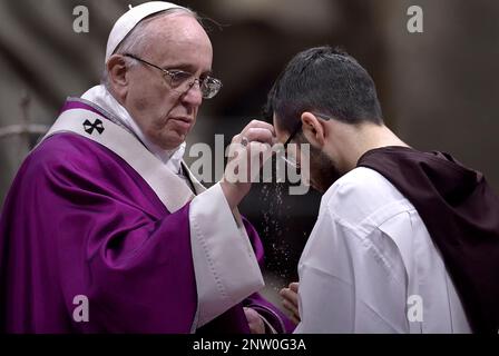 13 mars 2023 marque 10 ans de Pontificat pour le Pape François. Sur la photo : le pape François mène la messe pour le mercredi des cendres, ouvrant le Carême, la période de quarante jours d'abstinence et de privation pour les chrétiens, avant la semaine sainte et Pâques, le 10 février 2016 Banque D'Images