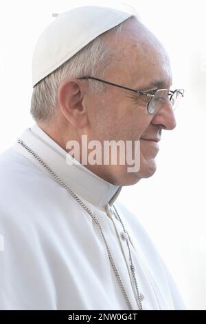 13 mars 2023 marque 10 ans de Pontificat pour le Pape François. Sur la photo : le pape François fait des vagues du papamobile lors de sa messe d'inauguration sur la place Saint-Pierre sur 19 mars 2013 au Vatican. Banque D'Images