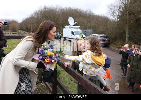 La princesse de Galles reçoit un bouquet de fleurs de Cora Phillips et de sa mère Michelle lors d'une visite au Centre de réadaptation de Brynawel près de la ville de Pontycun, Mid Glamourgan, pour entendre parler du travail qu'ils font pour soutenir ceux qui luttent contre les effets de la toxicomanie et de l'alcoolisme. Date de la photo: Mardi 28 février 2023. Banque D'Images