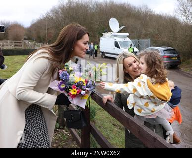 RETRANSMETTANT LA LÉGENDE DE MISE À JOUR DE L'IMAGE la princesse de Galles reçoit un bouquet de fleurs de Cora Phillips et de sa mère Michelle lors d'une visite au Centre de réhabilitation de Brynawel près de la ville de Pontycun, Mid Glamourgan, d'entendre parler du travail qu'ils font pour soutenir ceux qui luttent contre les effets de la toxicomanie et de l'alcoolisme. Date de la photo: Mardi 28 février 2023. Banque D'Images