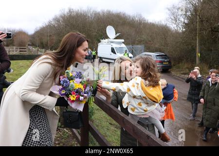 RETRANSMETTANT LA LÉGENDE DE MISE À JOUR DE L'IMAGE la princesse de Galles reçoit un bouquet de fleurs de Cora Phillips et de sa mère Michelle lors d'une visite au Centre de réhabilitation de Brynawel près de la ville de Pontycun, Mid Glamourgan, d'entendre parler du travail qu'ils font pour soutenir ceux qui luttent contre les effets de la toxicomanie et de l'alcoolisme. Date de la photo: Mardi 28 février 2023. Banque D'Images