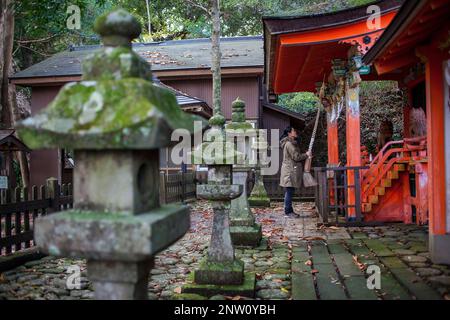 Pèlerin priant, Takahara Kumano Shrine,village, Takahara Kumano Kodo Nakahechi, itinéraire, Tanabe, Wakayama, Japon, Kinki Banque D'Images