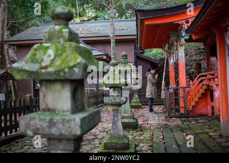 Pèlerin priant, Takahara Kumano Shrine,village, Takahara Kumano Kodo Nakahechi, itinéraire, Tanabe, Wakayama, Japon, Kinki Banque D'Images