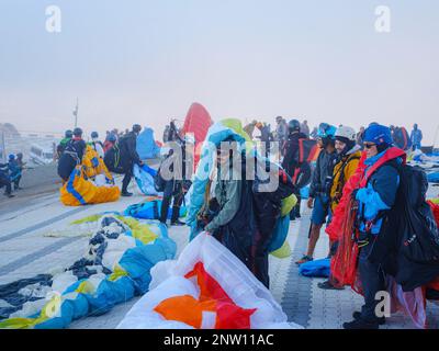 Fethiye, Turquie - octobre 23 2022 : parapente au point de départ. Parachute ou festival de parapente. A eu lieu à Babadag, centre de parapente de renommée mondiale. Banque D'Images