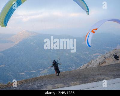 Fethiye, Turquie - octobre 23 2022 : parapente au point de départ. Parachute ou festival de parapente. A eu lieu à Babadag, centre de parapente de renommée mondiale. Banque D'Images