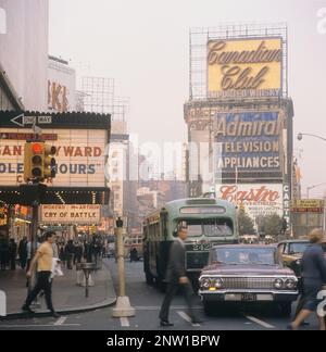 États-Unis New York 1964. Une scène de rue avec des voitures, des bus et des taxis en voiture sur Broadway dans le quartier de Times Square sur Manhattan. Les salles de cinéma affichent des heures de vol et un cri de bataille, tous deux créés aux États-Unis en octobre-novembre 1963. Crédit Roland Palm réf. 5-39-4