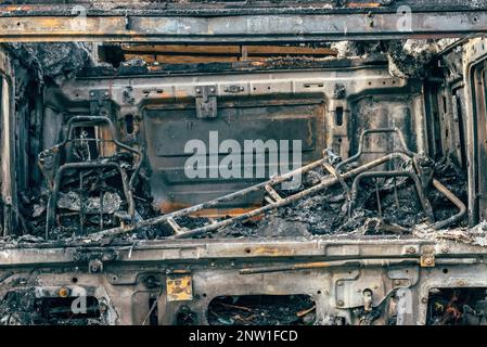 Semi-camion englouti par des flammes suite à un accident de la route brûlé et endommagé, mise au point sélective Banque D'Images