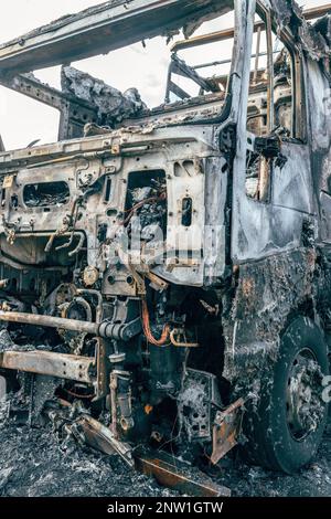 Semi-camion englouti par des flammes suite à un accident de la route brûlé et endommagé, mise au point sélective Banque D'Images