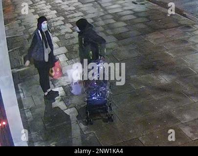 MEILLEURE QUALITÉ DISPONIBLE document photo émis par la police métropolitaine d'une image CCTV datée du 07/01/23 de Mark Gordon et Constance Marten près de Alder Street à Londres. Une opération de recherche urgente est en cours pour trouver le bébé disparu de l'aristocrate Constance Marten, qui n'a pas eu de soins médicaux depuis sa naissance début janvier. Mme Marten et son partenaire Mark Gordon sont en garde à vue après avoir été arrêtés à Brighton. Date de publication : mardi 28 février 2023. Banque D'Images