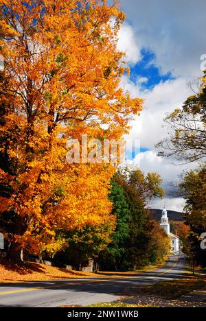 Un couloir d'automne est entouré de magnifiques couleurs de feuillage d'automne dans le Vermont, en Nouvelle-Angleterre Banque D'Images