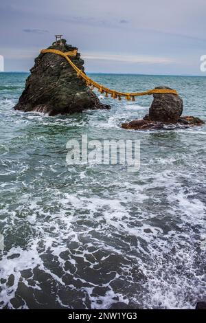 Meoto-Iwa, Wedded roches au large de la côte de Futami Futamigaura Beach, sur la ville dans la préfecture de Mie, au Japon. Banque D'Images