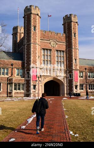 Un étudiant se rend au Brookings Hall de l'Université de Washington à St Louis Banque D'Images