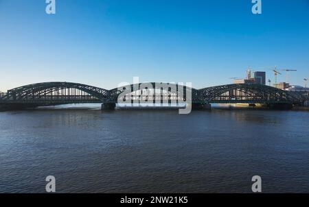 Hambourg, Allemagne. 06th févr. 2023. Le pont de chemin de fer sur le Norderelbe entre Veddel et Hafencity. Crédit : Soeren Stache/dpa/Alay Live News Banque D'Images