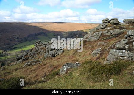 Vue printanière de Honeybag tor, Dartmoor, Devon, Angleterre, Royaume-Uni Banque D'Images