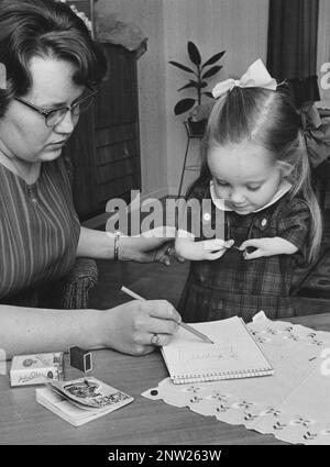 Scandale de la thalidomide. À la fin de 1950s et au début de 1960s, l'utilisation de la thalidomide dans 46 pays par des femmes enceintes ou qui sont par la suite devenues enceintes a entraîné la « plus grande catastrophe médicale causée par l'homme », entraînant plus de 10 000 enfants nés avec une gamme de malformations graves, comme la phocomélie, ainsi que des milliers de fausses couches. La thalidomide a été introduite en 1956 et a été commercialisée de manière agressive par la société pharmaceutique allemande Chemie Grünenthal sous le nom commercial Contergan comme médicament contre l'anxiété, les troubles du sommeil, la tension et la maladie du matin. C'était intro Banque D'Images