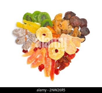 Mélange de fruits secs. Il a la forme d'un coeur. Isolé sur fond blanc Banque D'Images