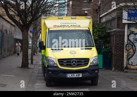 Euston, Londres, Royaume-Uni. 27th février 2023. Un service d'ambulance du NHS de Londres à Euston. D'autres grèves des ambulanciers devraient avoir lieu dans certaines parties de l'Angleterre les 6th et 20th mars 2023 dans le cadre d'un conflit permanent sur les salaires et les conditions de travail. Crédit : Maureen McLean/Alay Banque D'Images