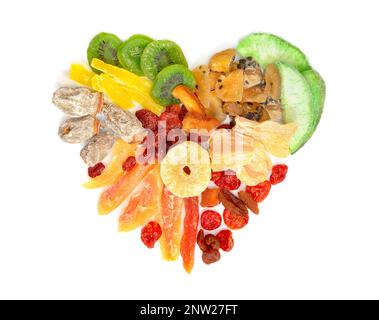 Mélange de fruits secs. Il a la forme d'un coeur. Isolé sur fond blanc Banque D'Images