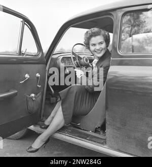 Dans le 1950s. Une femme photographiée sur le siège d'une voiture. Suède avril 1954 Banque D'Images