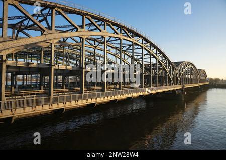 Hambourg, Allemagne. 06th févr. 2023. Le pont Freihafenelbbrücke au-dessus du Norderelbe entre Veddel (r) et Hafencity. Crédit : Soeren Stache/dpa/Alay Live News Banque D'Images