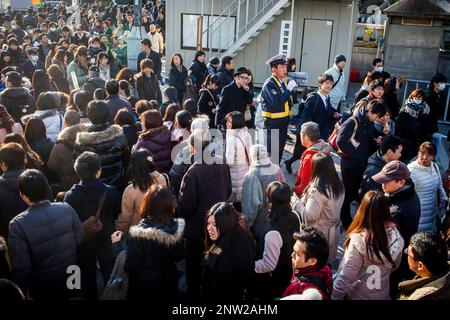 L'organisation de la police de la circulation des personnes, le pont de Harajuku, Tokyo, Japon Banque D'Images