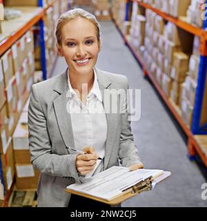 Statut de votre commande livrée. Portrait d'une femme au travail dans un entrepôt. Banque D'Images