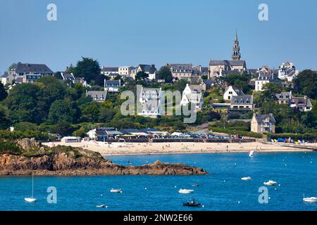 L'église Saint-Carantec donne sur la ville, la plage de Kélenn et la pointe du Penquer à Carantec, dans le Finistère. Banque D'Images