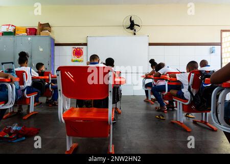 Les élèves d'une école publique, à partir de l'arrière, se font passer un examen à leur retour à l'école à Salvador, Bahia. Banque D'Images