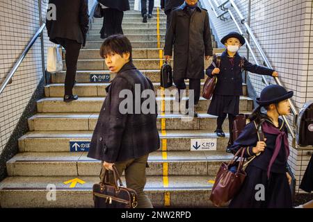 Scène, dans le métro, entrée de Toei Oedo line, dans la station Roppongi, Tokyo, Japon. Banque D'Images