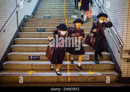 Les filles, Métro, entrée à la Toei Oedo line, dans la station Roppongi, Tokyo, Japon. Banque D'Images