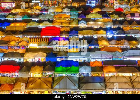 Gros plan sur des tentes colorées de marché nocturne asiatique et des stands de nourriture. Banque D'Images