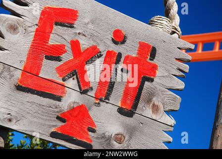 Un panneau peint indique la sortie Banque D'Images