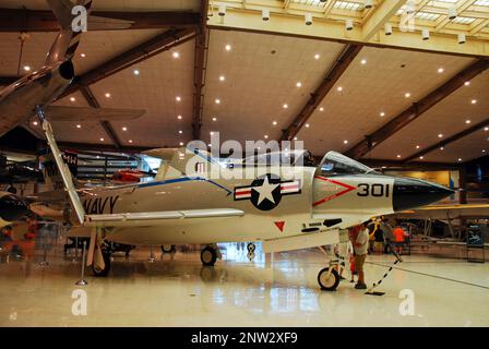 Un avion à réaction militaire Skyhawk de Douglas A4D est exposé au Musée national de l'aviation navale de Pensacola, en Floride Banque D'Images