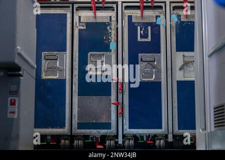 Chariots avec les repas pour les passagers dans l'avion. L'espace de stockage sur l'aéronef avec chariots avec déjeuner. Banque D'Images