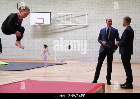 Le Prince de Galles lors d'une visite au centre de loisirs et de fitness Aberavon à Port Talbot, pour rencontrer les communautés locales et apprendre comment le sport et l'exercice peuvent soutenir la santé mentale et le bien-être. Date de la photo: Mardi 28 février 2023. Banque D'Images