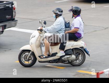 SAMUT PRAKAN, THAÏLANDE, 03 2023 FÉVRIER, le couple fait des promenades en moto dans la rue. Banque D'Images