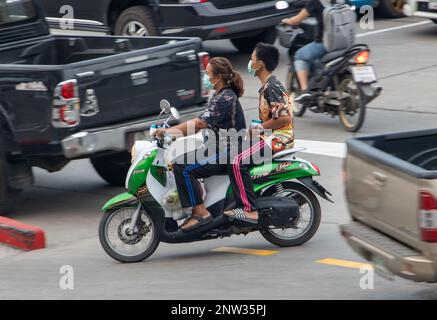 SAMUT PRAKAN, THAÏLANDE, 03 2023 FÉVRIER, Une femme fait un tour de garçon sur une moto Banque D'Images