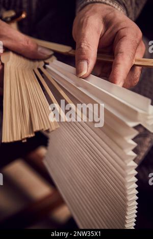 Hanji, papier traditionnel coréen, ventilateur hanji de papier fait à la main à partir de mûriers, artisan Banque D'Images