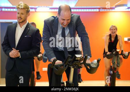 Le Prince de Galles participe à un cours de spin lors d'une visite au centre de loisirs et de fitness Aberavon de Port Talbot, pour rencontrer les communautés locales et apprendre comment le sport et l'exercice peuvent soutenir la santé mentale et le bien-être. Date de la photo: Mardi 28 février 2023. Banque D'Images