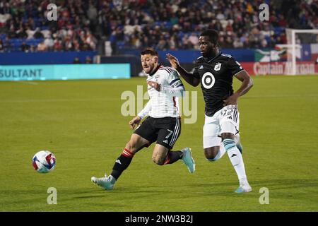 Frisco, États-Unis. 25th févr. 2023. Samedi 25 février 2023: Le milieu de terrain du FC Dallas Paul Arriola essaie de contrôler le ballon contre le défenseur Uni du Minnesota Bakaye Diassé lors de l'action dans la première moitié au stade Toyota à Frisco, Texas./Eyepix crédit du groupe: SIPA USA/Alay Live News Banque D'Images