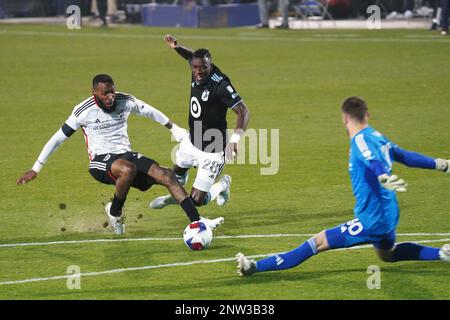 Frisco, États-Unis. 25th févr. 2023. Samedi 25 février 2023: Le défenseur du FC Dallas Sébastien Ibeagha prend le ballon du milieu de terrain Uni du Minnesota Mender Garcia lors de l'action dans la seconde moitié au stade Toyota à Frisco, Texas./Eyepix crédit du groupe: SIPA USA/Alay Live News Banque D'Images