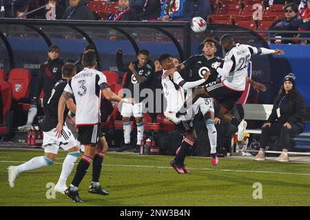 Frisco, États-Unis. 25th févr. 2023. Samedi 25 février 2023: Le milieu de terrain Uni du Minnesota Hassani Dotson va après un ballon de tête entre les joueurs du FC Dallas Geovane Jesus (2) et Sébastien Ibeagha (25) pendant l'action dans la première moitié au stade Toyota à Frisco, Texas./Eyepix crédit du groupe: SIPA USA/Alay Live News Banque D'Images