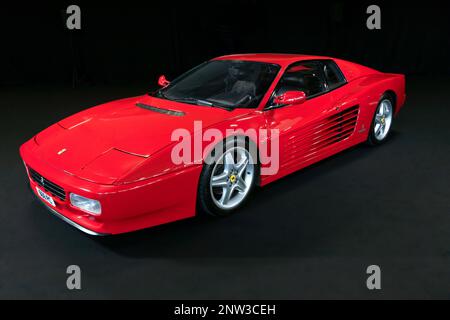 Studio Shot of a Red, Ferrari Testarossa, sur le stand art of cars, au salon de l'auto de Londres 2023 Banque D'Images