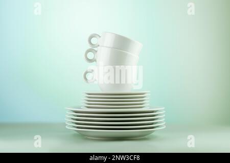 Nettoyez et videz les récipients et les récipients blancs sur fond bleu dégradé. Vaisselle écologique et nettoyage. Plats, fond en porcelaine. Vue avant Banque D'Images