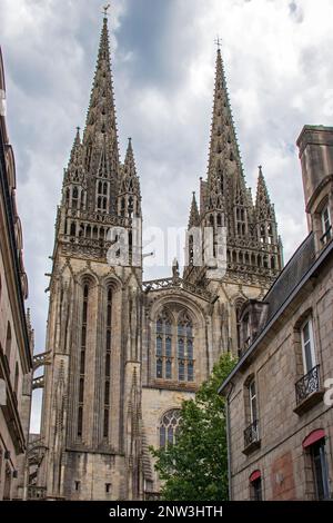 Quimper. Vue sur la cathédrale Saint-Corentin depuis une rue de la vieille ville. Finistère. Bretagne Banque D'Images