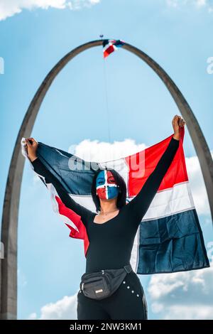 La femme dominicaine au centre de la place du drapeau à Saint-Domingue. Banque D'Images