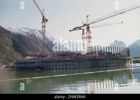 Fin des années 1960, historique, une plate-forme pétrolière offshore en construction, Norvège. En 1965, on croyait qu'il y avait d'importants gisements d'Oli et de gaz sur le plateau continental de la Norvège (NCS) et les premières licences de forage ont été accordées. En 1969, des forages ont eu lieu à Ekofisk, qui est devenu l'un des principaux champs pétrolifères du NCS. Banque D'Images