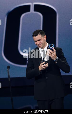 Julien Mattia / le Pictorium - cérémonie des meilleurs PRIX FIFA 2023 à la salle Pleyel à Paris - 28/2/2023 - France / Ile-de-France (région) / Paris - Emiliano martinez à la cérémonie des meilleurs prix Fifa à la salle Pleyel à Paris, le 27 février 2023 Banque D'Images